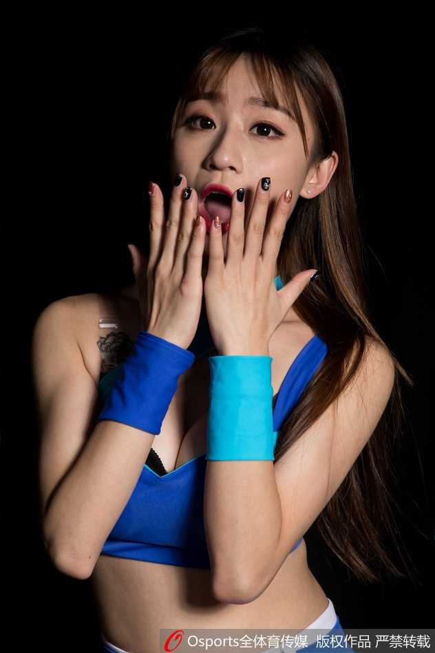 身穿休闲服的女孩将头发随意扎起，对着镜头作出亲吻的动作，眼神迷离又可爱，洋溢着满满的青春气息。