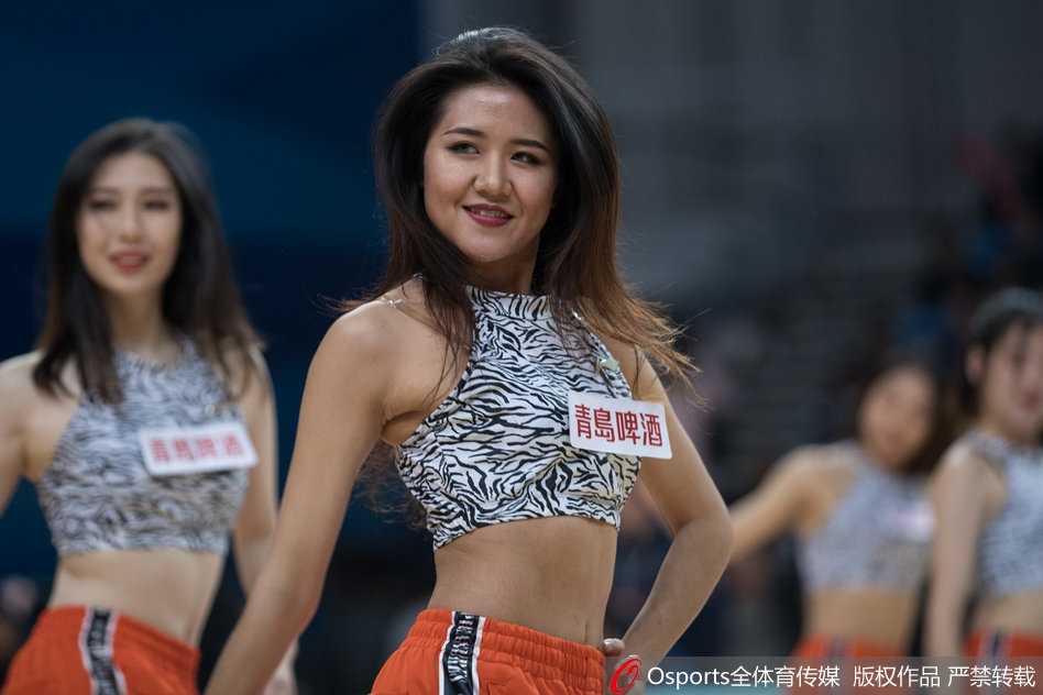 终场结束后，宝贝们手拉手向四面看台鞠躬致意，领口微微敞开露出优美的锁骨线条，昏黄的顶灯洒在她们身上，宛如给这群夜的精灵披上了一层金色的薄纱，画面唯美而温馨。