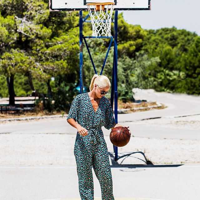 米苏拉手拿篮球，眼神深邃地望向镜头，身后的背景虚化成一片光影，这一刻，篮球与她融为一体，诠释着运动与美的完美结合。