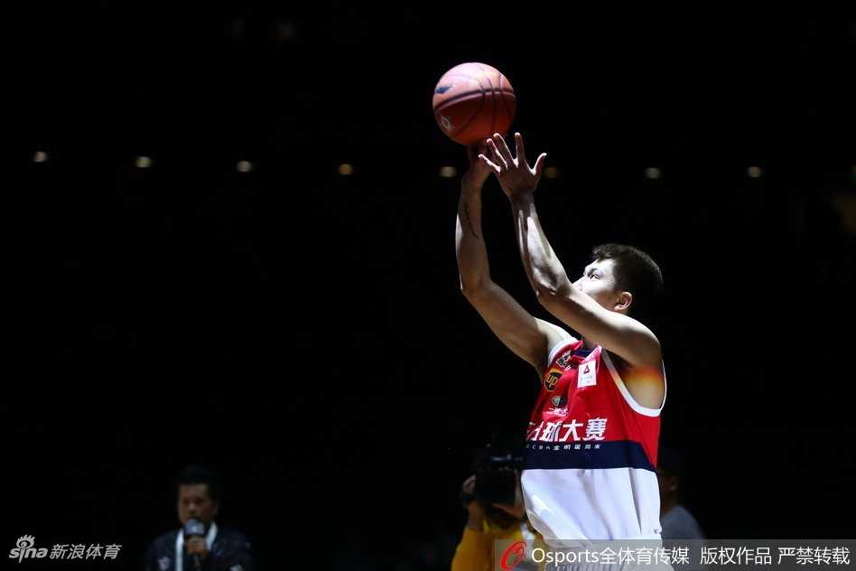 于长春在空荡荡的球场边接受采访，身后是还未散去的观众席灯光，他手持话筒侃侃而谈，分享着夺冠后的激动心情与投篮秘诀。