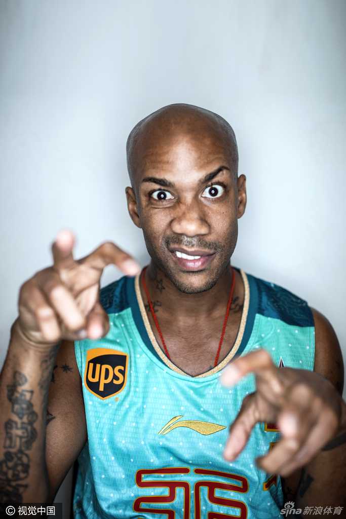 孙悦眼神温柔地注视着前方，尽显奶爸本色，被球迷亲切地称为暖男。