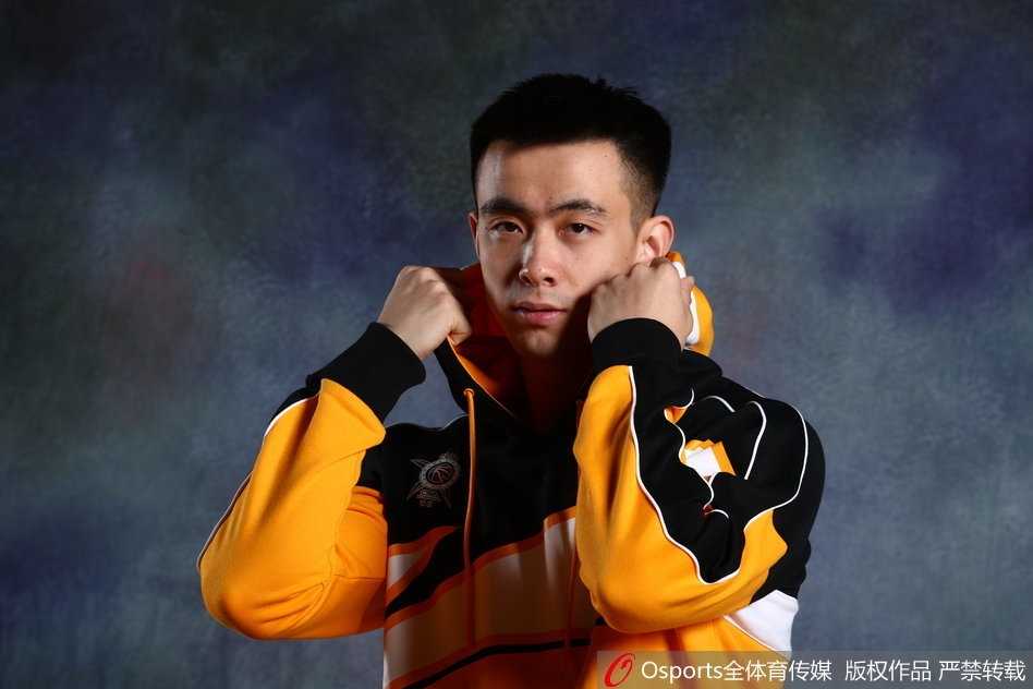 丁彦雨航双手插兜，身着长款外套，目光坚毅，彰显出“本土之王”的霸气和沉稳。