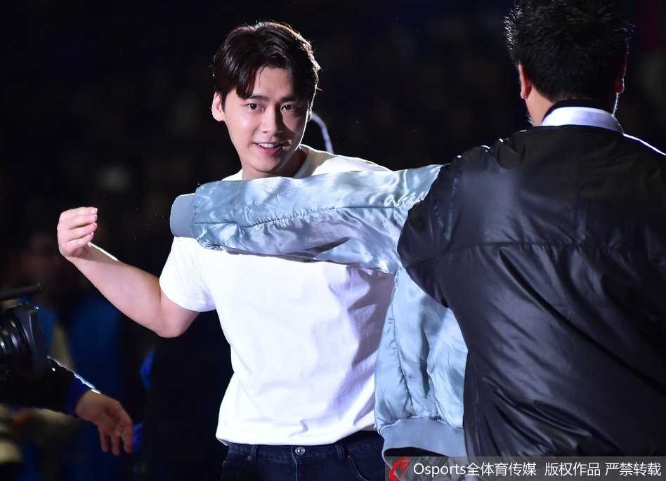 李易峰完成投篮后直视篮筐方向，手腕跟随动作完美，展现出对篮球的认真态度