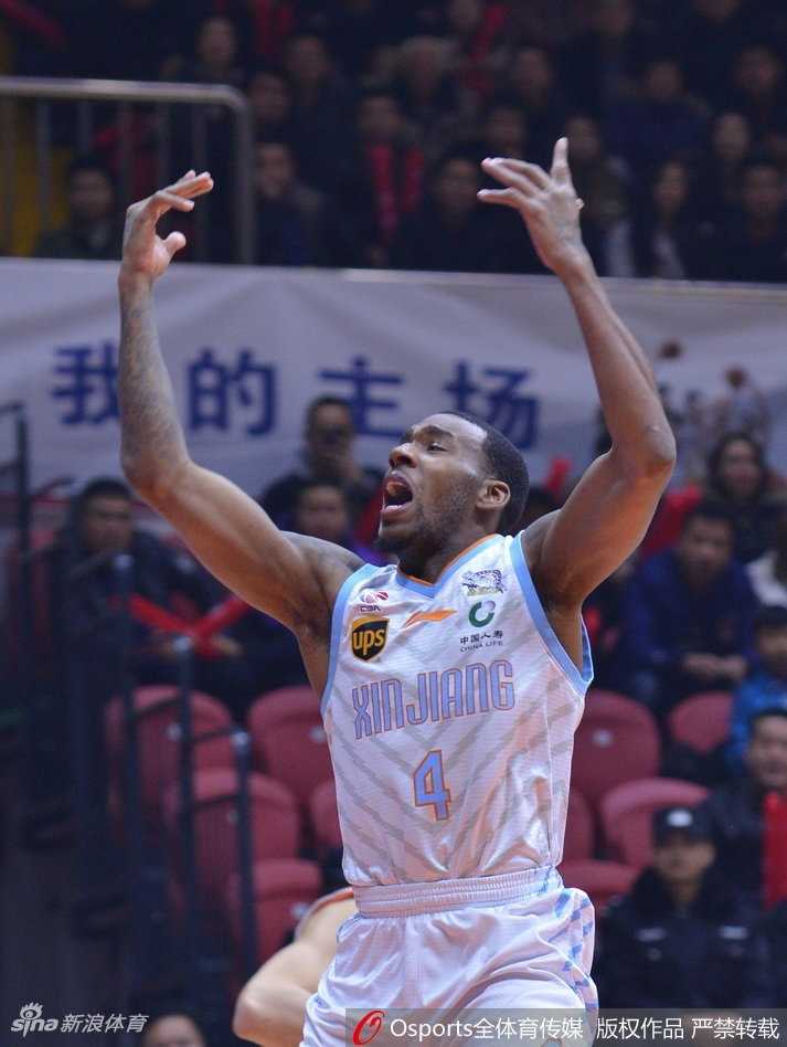 亚当斯突破重围，如利刃般撕开上海队防线，送给跟进的利马