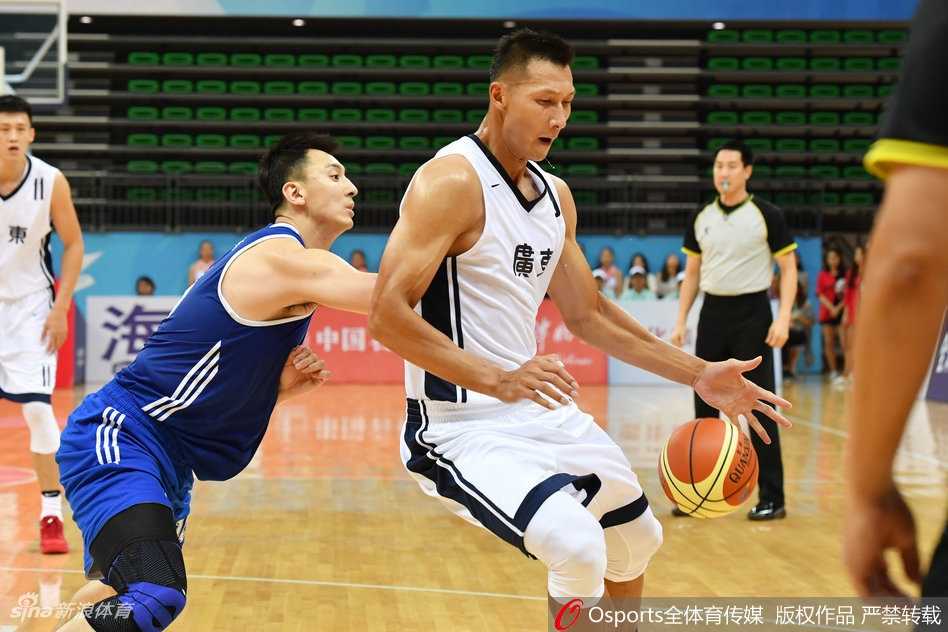 北京队核心方硕在广东队多人围堵的严密防线中，如同利刃般强行突破，展现出了极强的个人攻击欲望和核心本色。