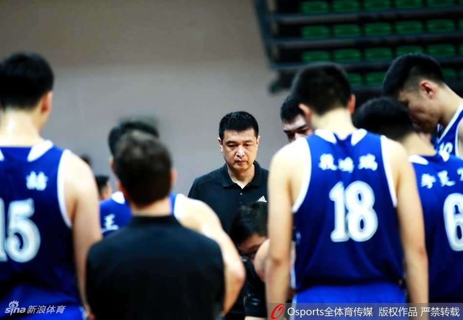 双方球员在篮下奋力拼抢篮板，手臂交织在一起，仿佛一张张紧绷的弓弦，将比赛的激烈程度推向了顶点。