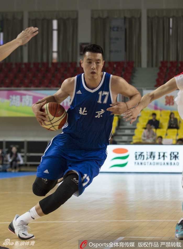 翟晓川腾空而起，无视防守完成隔人暴扣，这一刻他的身体素质展露无遗。