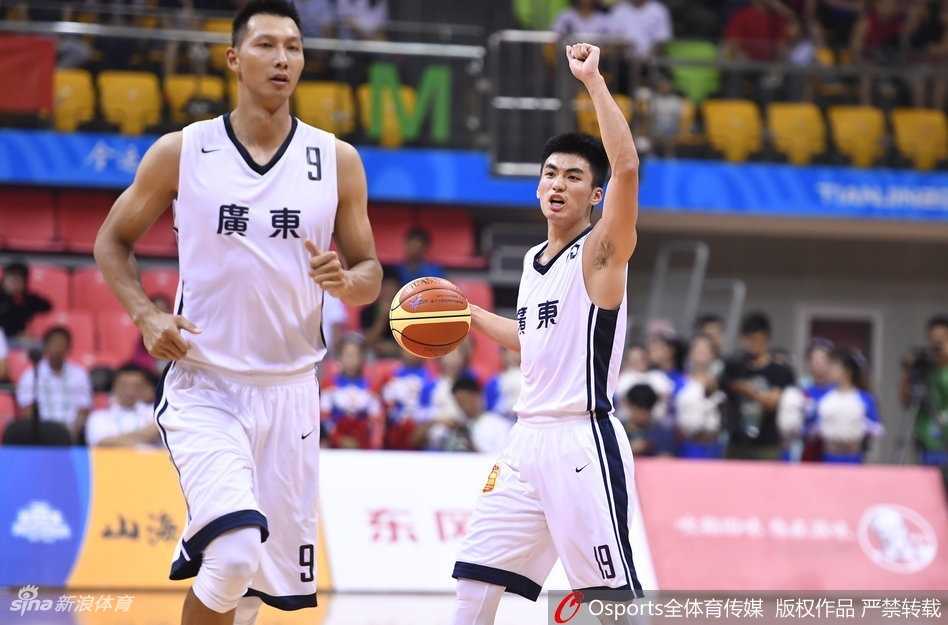 广东队核心易建联完成一次内线进攻后，落地时面无表情，眼神中透露出对比赛走势的深深无奈