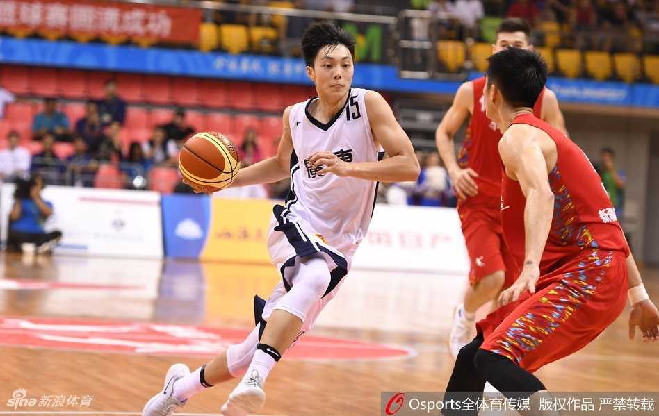 赛后新疆队全体球员在场地中央围成一个圈，相拥庆祝历史性闯入决赛，笑容灿烂夺目