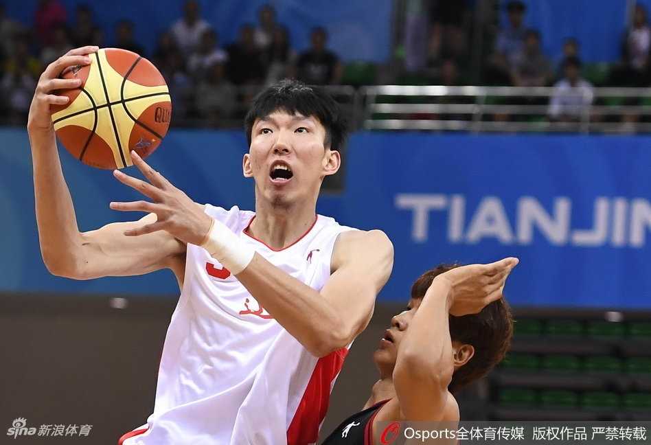 郭艾伦如一道白色闪电撕破天津队的防线，他高速行进中眼神看向远端，做出逼真的传球假动作，晃飞防守人后轻松上篮。
