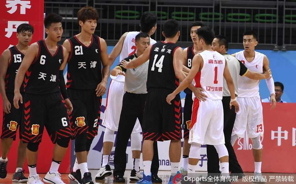 辽宁队替补席瞬间沸腾，球员们挥舞着毛巾振臂高呼，为场上队友的精彩表现忘情庆祝，团队的凝聚力和兴奋感溢于言表。