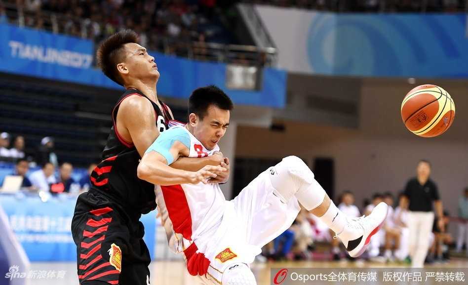 韩德君在天津队多人围剿下强行起篮，他利用宽厚的肩膀扛开防守，粗糙的大手像抓核桃一样紧紧握住篮球，奋力补篮。