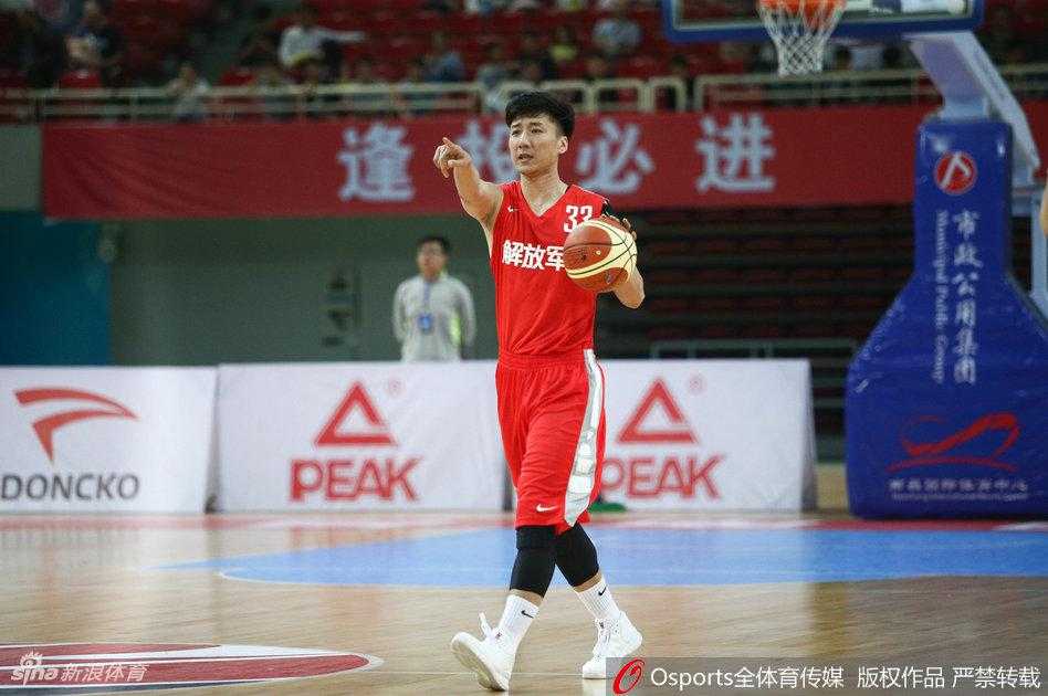 男篮赛场上的指挥官韩硕，正用犀利的眼神观察队友跑位，一手精准的传球即将撕裂对手防线。