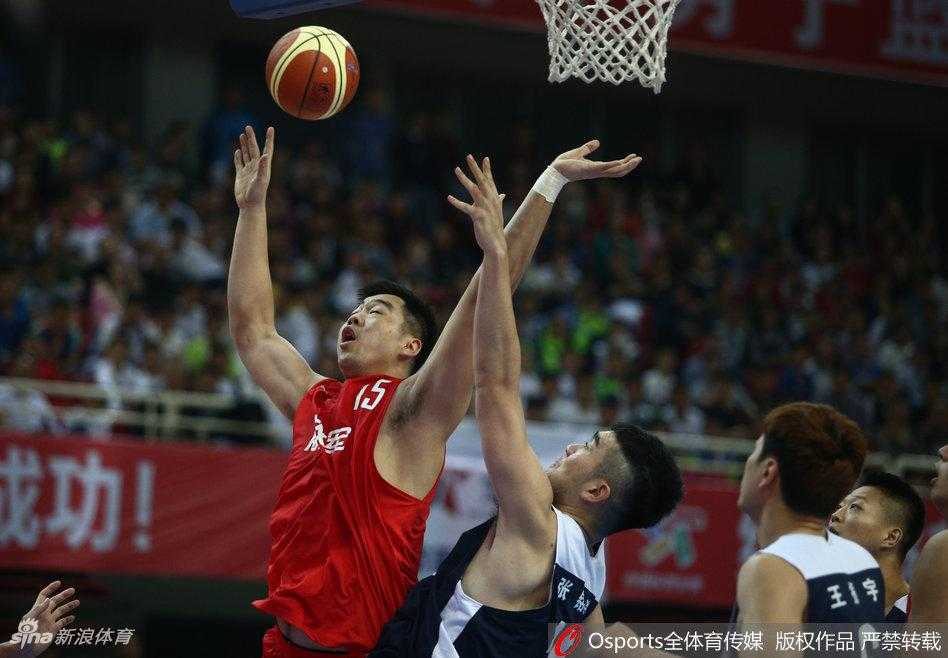 解放军队队员在对手重重包围中强行起跳，以一敌三依然将球稳稳放入篮筐，展现了绝对的篮下统治力。