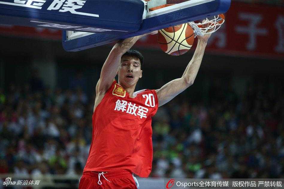 一道黑影腾空而起，如展翅雄鹰般完成惊天劈扣，势大力沉的灌篮让整个球馆瞬间沸腾。