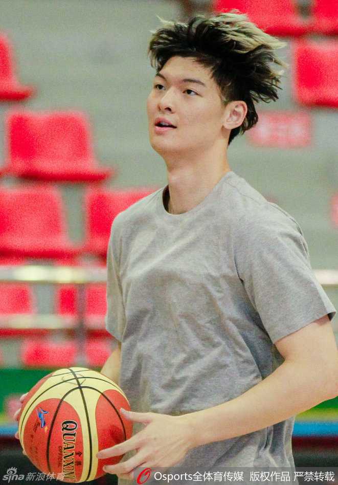 训练间隙，王哲林与队友交流，清爽的发型下露出轻松的笑容，展现出福建男篮备战时的良好队内氛围。