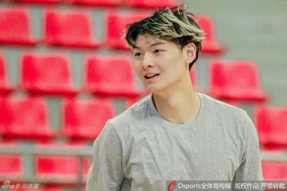 王哲林在低位持球单打，结实的肌肉与专注的神情透过画面扑面而来，新发型让他看起来更具侵略性。