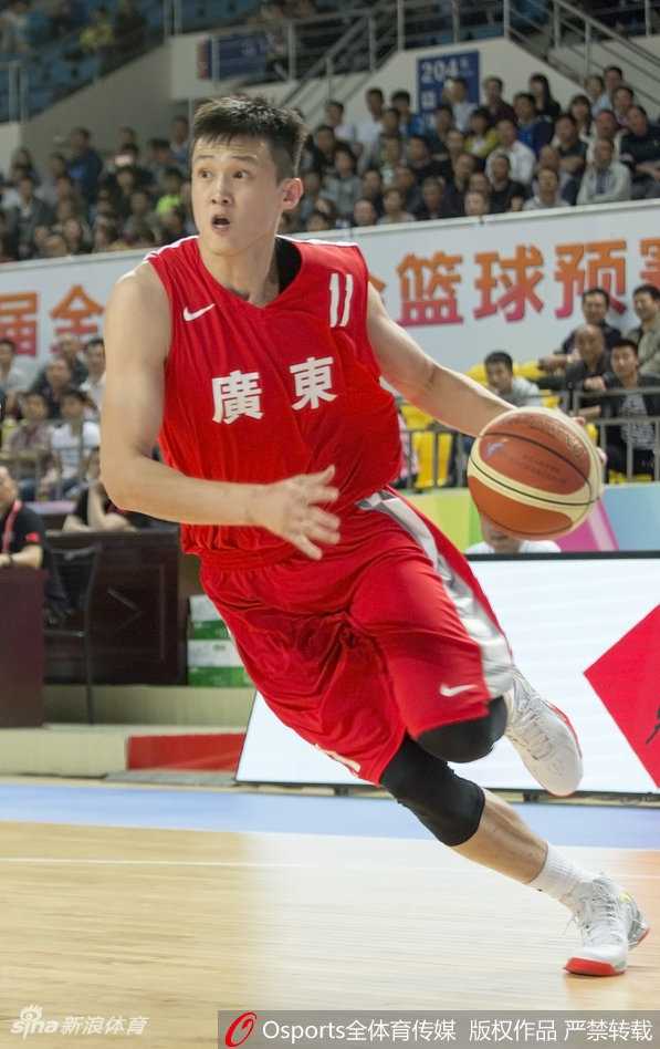 激烈的对抗后，浙江队球员体能透支，缓缓走向替补席，双手撑膝弯腰大口喘息，展现了比赛强度之大。