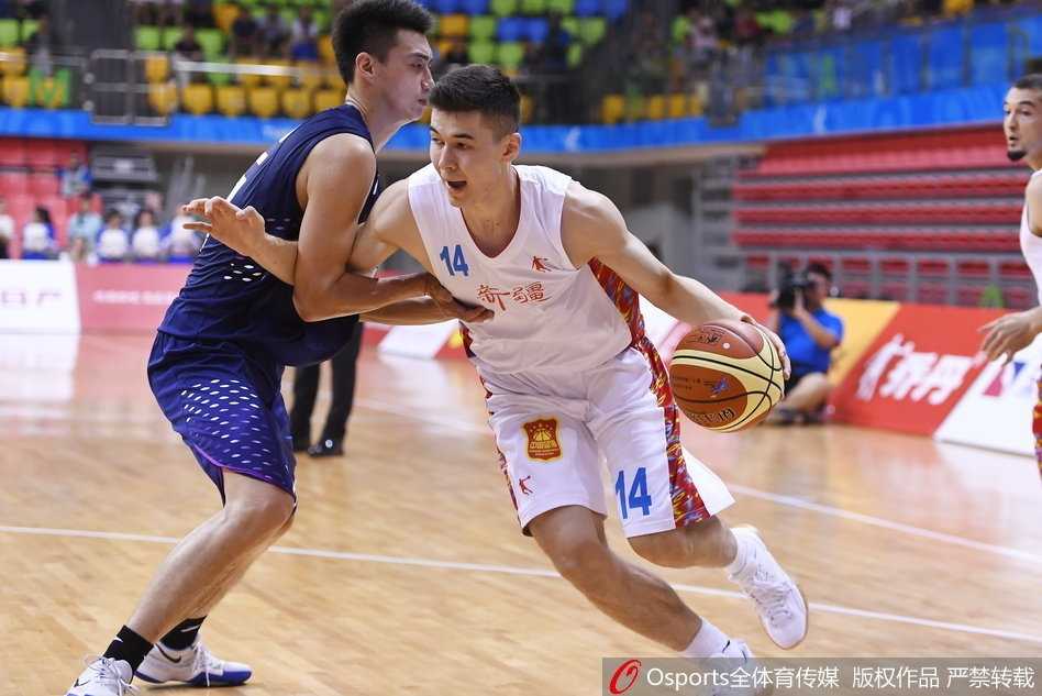 阿不都沙拉木面对防守球员的贴身紧逼，依然神情自若地运球寻找突破良机