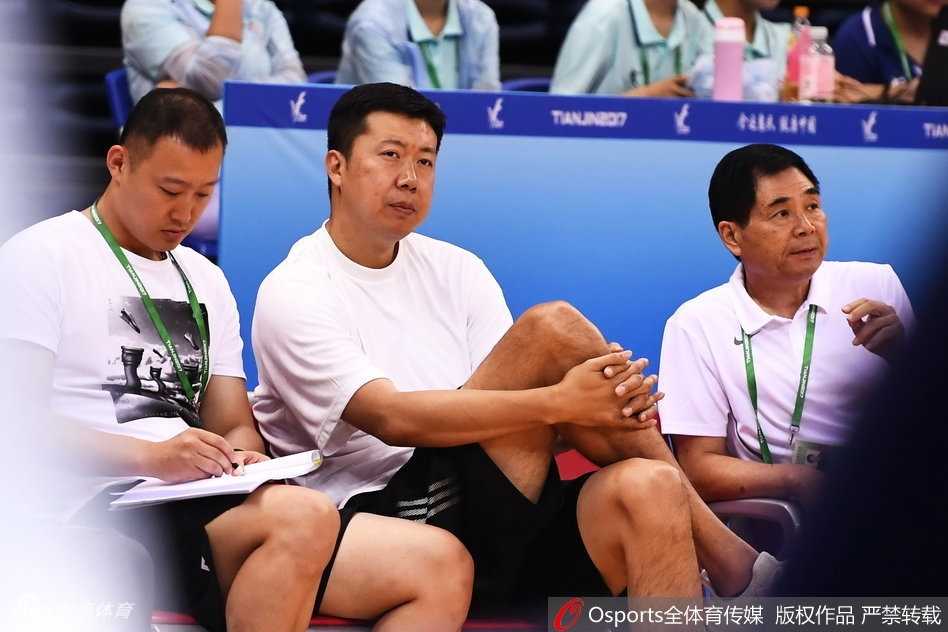 老将刘炜运球突破，目光如炬，岁月似乎未曾在他身上留下痕迹，每一次运球都充满了智慧与坚韧