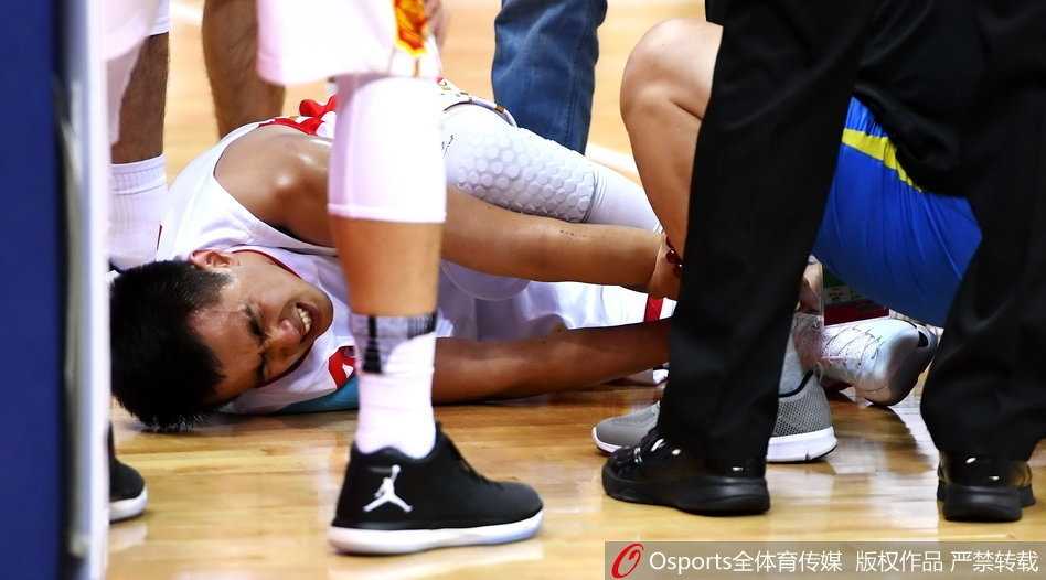 辽宁队的队友们迅速围拢过来，形成一道人墙将赵继伟护在中间，队医急忙蹲下查看伤势。在确认无法站立行走后，队友廉明毫不犹豫地弯下腰，用一个标准的“公主抱”将体重较轻的赵继伟稳稳抱起，准备将他带离赛场接受治疗。