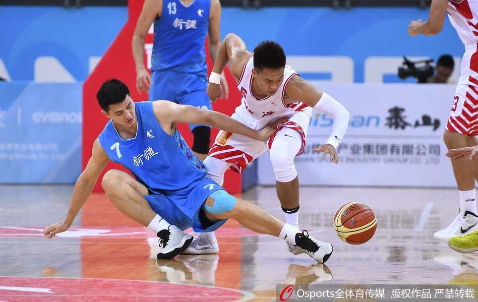 赵睿在重围之中冷静分球，此役他末节独得10分，是球队获胜的关键先生。