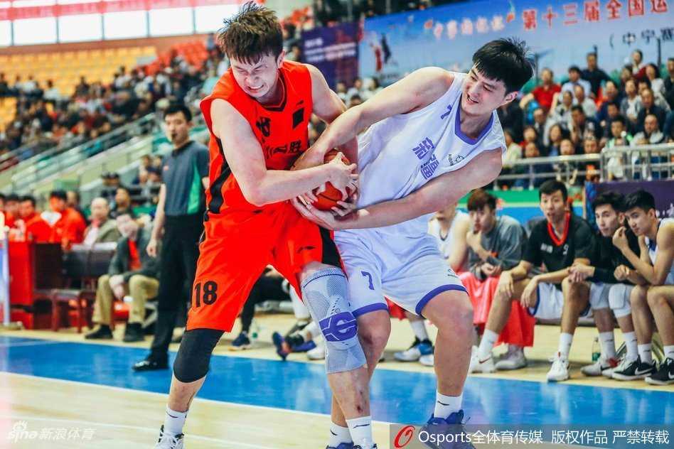 新疆与四川的比赛中，双方球员为了争夺球权全部奋不顾身地扑倒在地，在地板上展开激烈拼抢，比赛的火药味和激烈程度可见一斑。