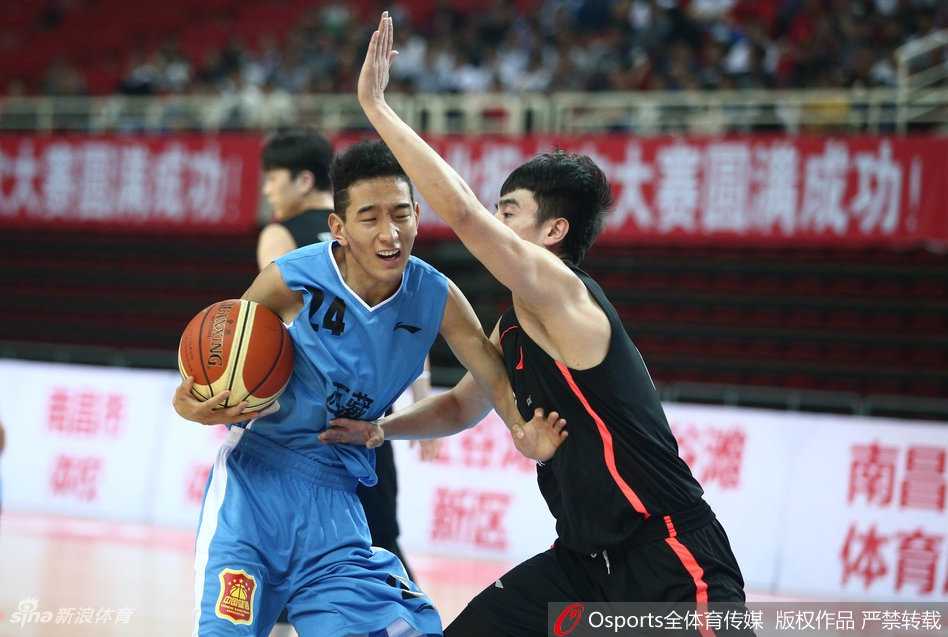 面对重重包围，湖北队后卫毫无惧色，他压低重心，以迅雷不及掩耳之势强行突破两名防守球员的关门防守，直奔篮下而去。