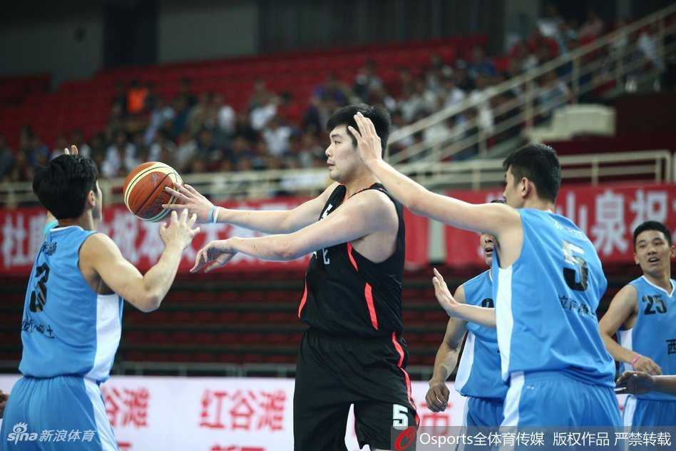 湖北队内线球员眼观六路，在吸引包夹防守后，巧妙地将球从人缝中塞给篮下无人看防的队友，一次精妙的內線分球即将转化为得分。