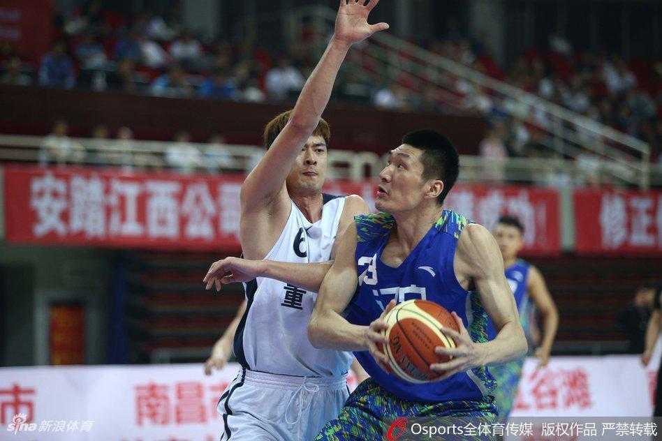 辽宁队球员篮下卡位成功，强硬摘下进攻篮板，在失去重心前奋力将球补向篮筐