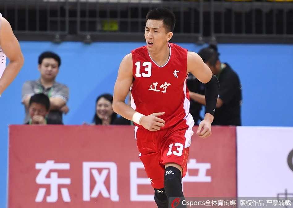 周琦从容运球过半场，展现大个球员罕见技术