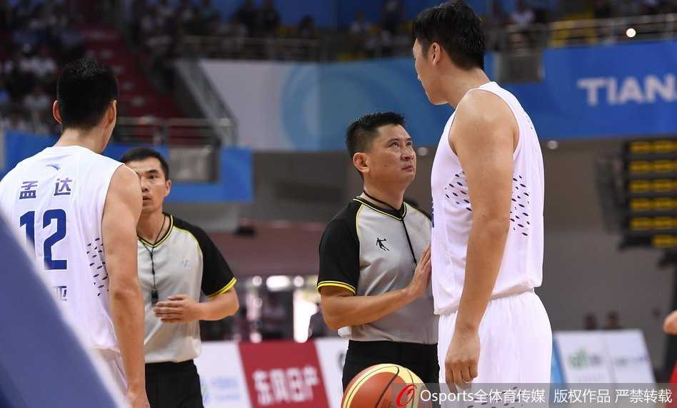 周琦与郭艾伦击掌相庆，双子星闪耀全运赛场