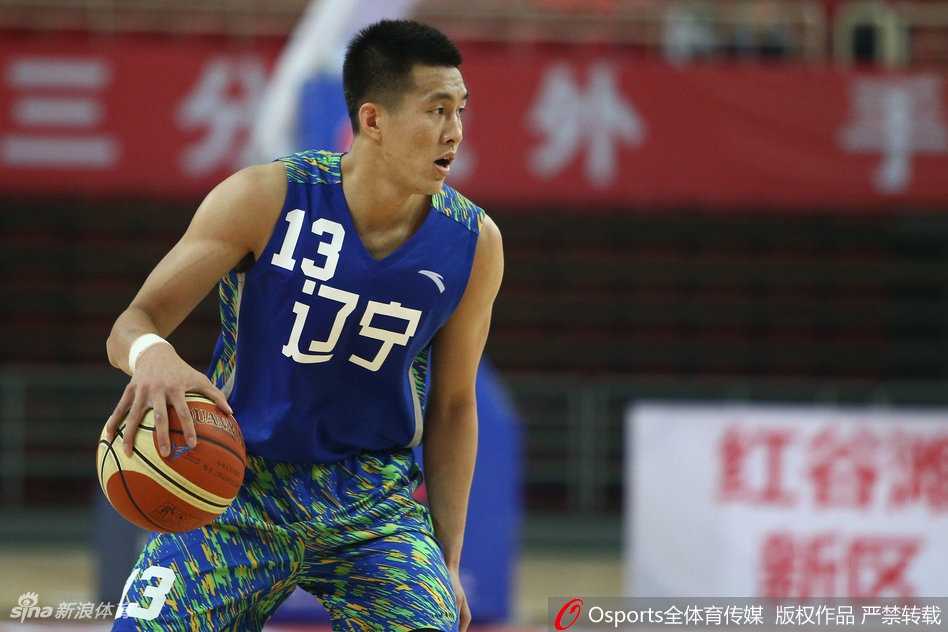 郭艾伦遭遇严防，被三人合围仍死死护住篮球寻找队友。