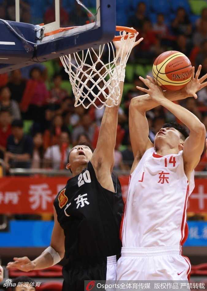 身穿红色战袍的广东队球员在夺冠瞬间振臂高呼，脸上的汗水与笑容交织成青春最美的画面