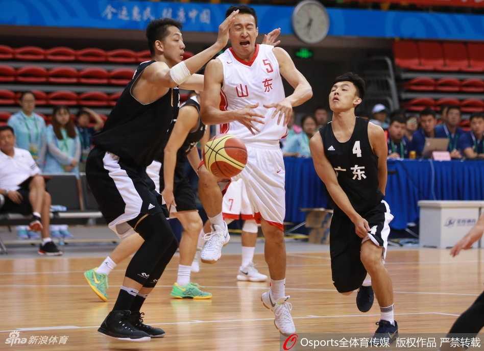 终场哨响后，广东队球员们围成圆圈疯狂庆祝，汗水在灯光下闪闪发光，这是属于他们的荣耀时刻