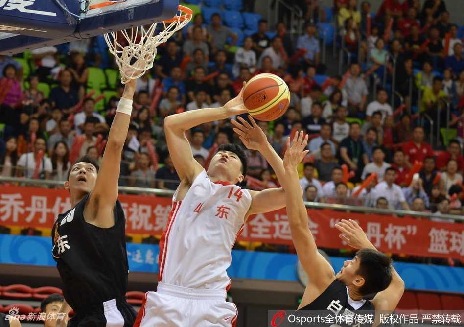 广东队主帅郑永刚在场边激情指挥，双手比划着战术手势，脸上的表情比场上球员还要投入