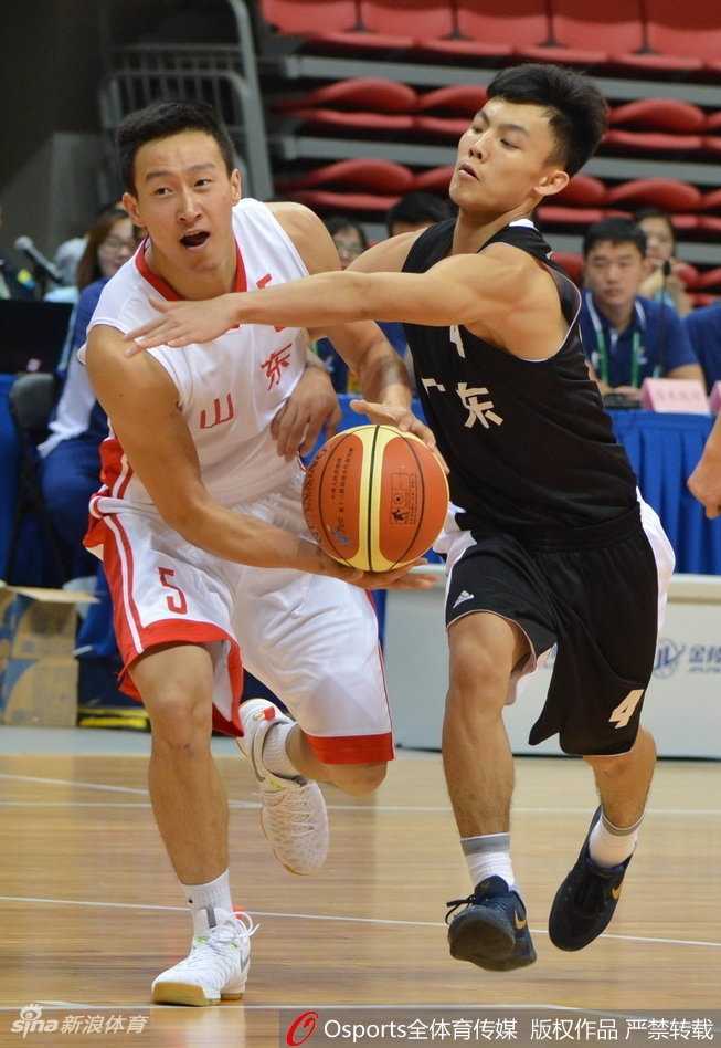 广东队核心球员沈梓捷在山东队多人围堵下依然强硬上篮，身体在空中完全舒展，展现出惊人的核心力量