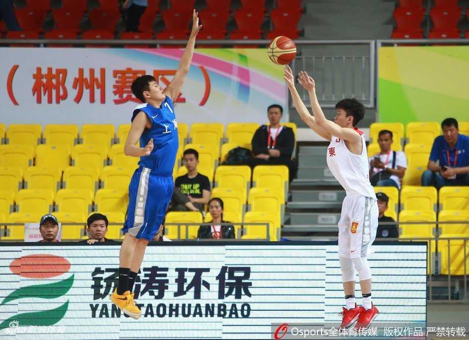 广东队长周鹏快攻中接球起飞，双手大力灌篮，动作舒展霸气，尽显领袖风范。