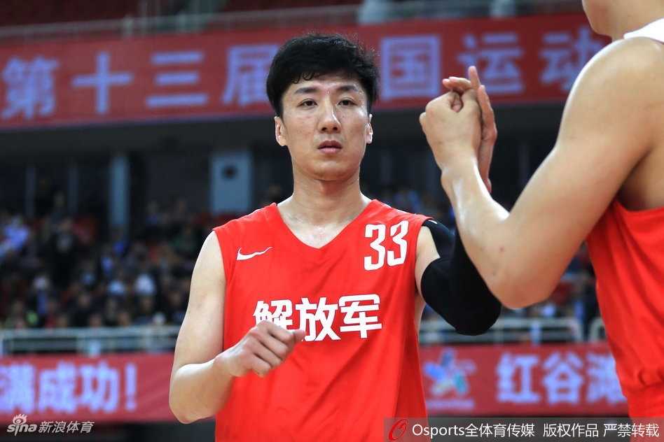 老将韩硕与队友击掌相互鼓励，脸上洋溢着自信的笑容，气氛融洽