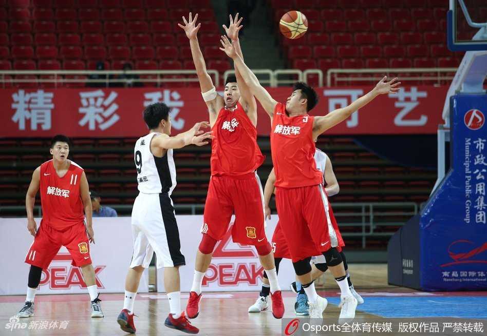 韩硕沉稳运球快速推进进攻，组织核心风采展露无遗引领球队节奏
