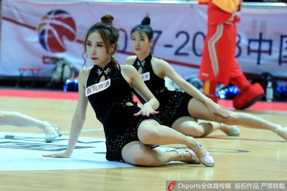 八一富邦与江苏肯帝亚激战正酣，场边的黑衣篮球宝贝用热舞为紧张的比赛注入活力。