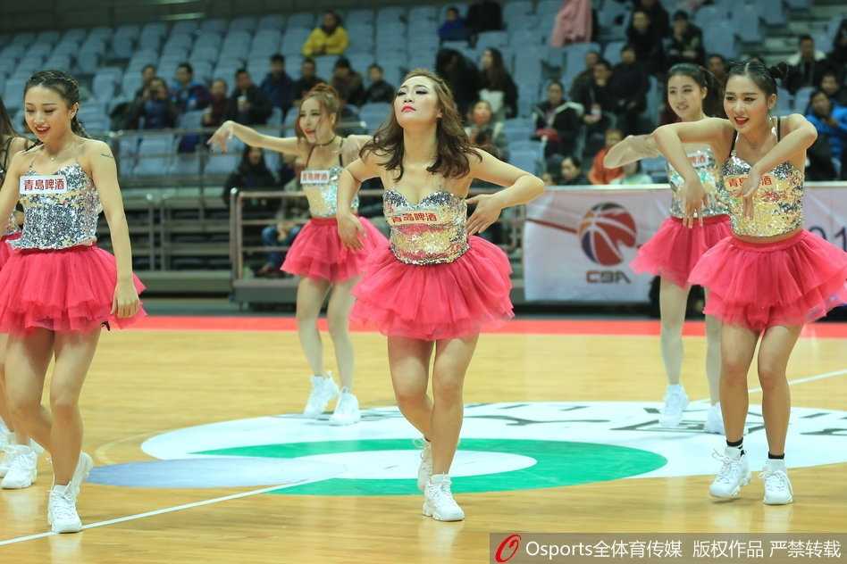 宝贝们围成半圆编排成绽放的花朵造型，汗水在追光灯下闪烁，宛如球场上盛开的铿锵玫瑰