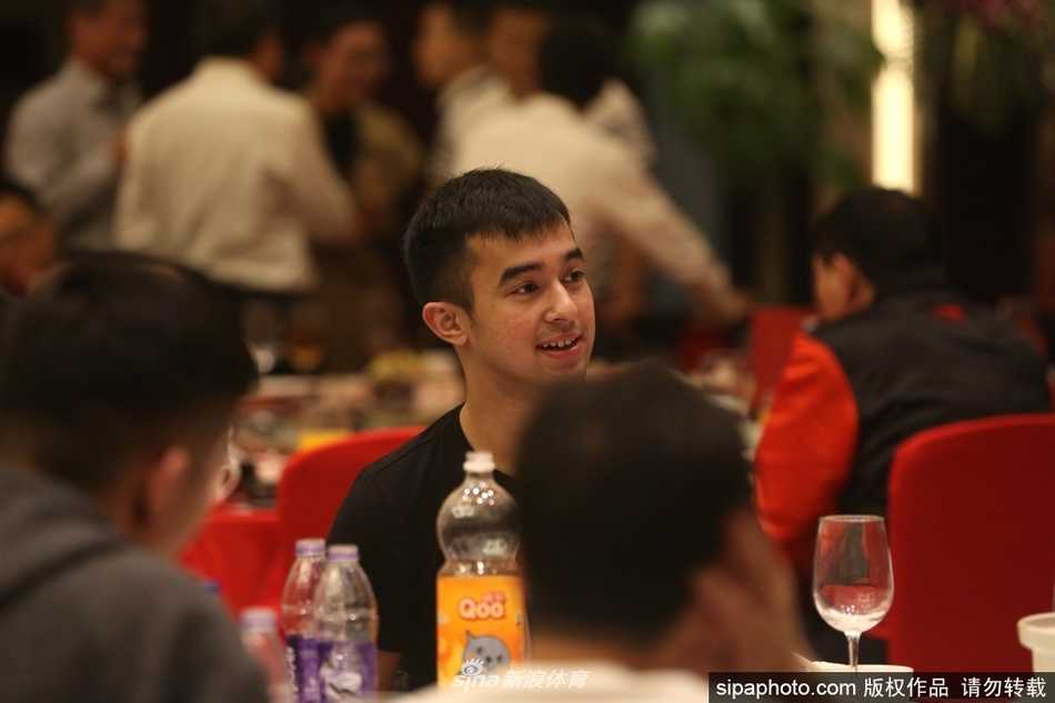 欢迎酒会的最后，全体成员合影留念。背景墙上“八一富邦”的字样格外醒目，这一刻被定格下来，标志着八一双鹿男篮正式开启了在宁波北仑的全新赛季。