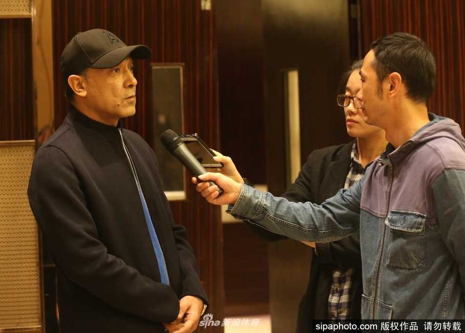 北仑的欢迎酒会上，新援与老将齐聚一堂。画面中一名球员正与队友开怀交谈，轻松的氛围预示着球队已经为新赛季的艰苦征程做好了充分的准备。