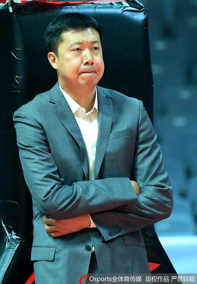 王治郅耐心地为八一队内线球员拆解篮下脚步动作，眼神中满是期望