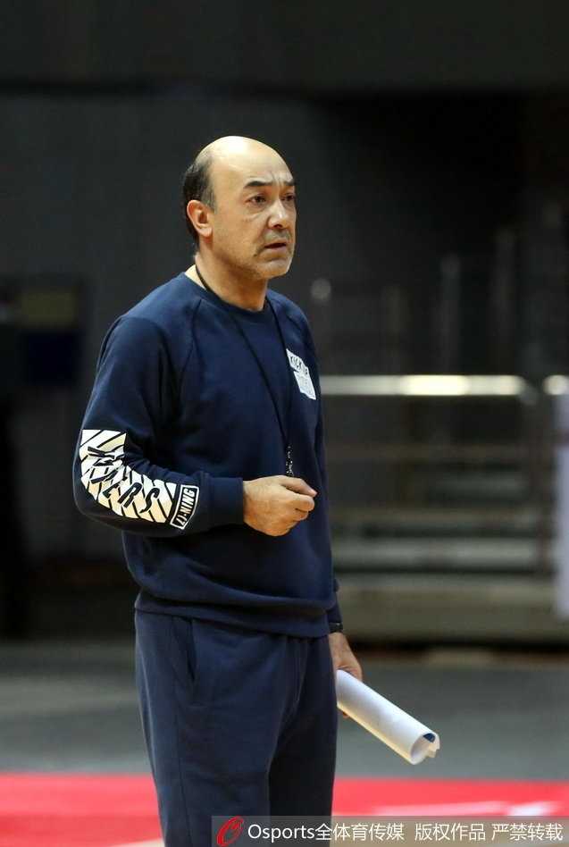 在一堂战术板推演课上，王治郅手持战术笔，在密密麻麻的标记上划出进攻路线，围绕在他身边的许钟豪等内线球员伸长脖子，听得聚精会神。