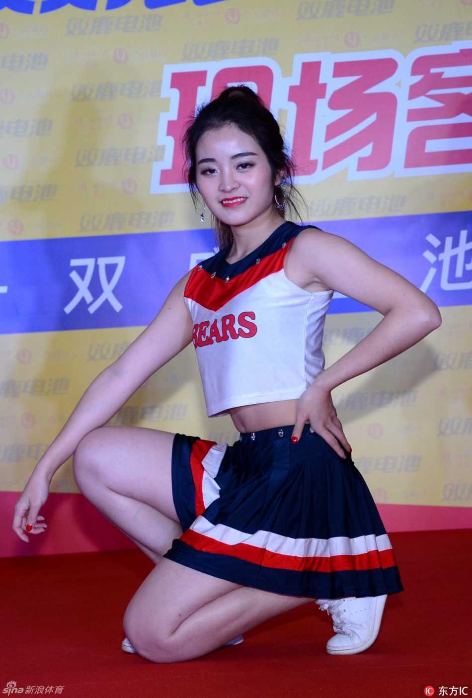 表演落幕，宝贝们向观众致意，她们脸上灿烂的笑容和挥动的手臂，为这场火爆的球迷见面会画上了一个圆满而温暖的句号。