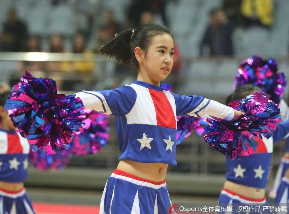 中场休息时，几个小宝贝围在一起分享零食，互相擦拭汗水，纯真的友谊在共同助威的过程中悄然生长