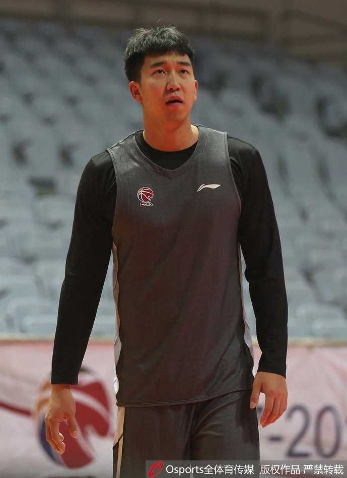 阿尔斯兰在快攻中挥手指挥队友跑位，脸上写满自信，俨然场上指挥官