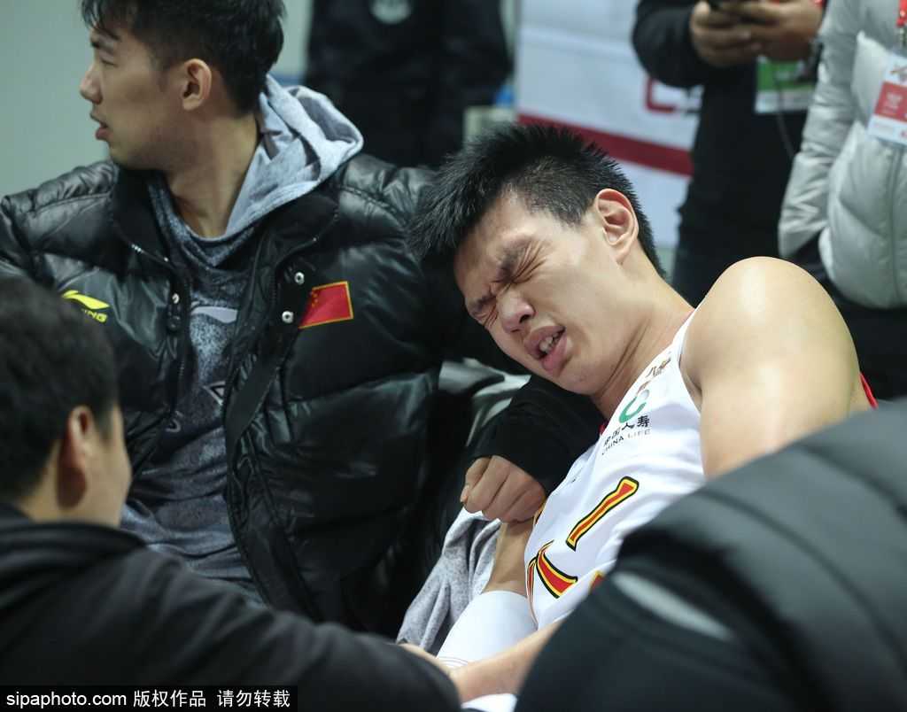 队医紧急冲入场地查看许钟豪的伤情，许钟豪依旧躺在原地无法动弹，双手紧捂伤处，周围的空气仿佛都凝固了。